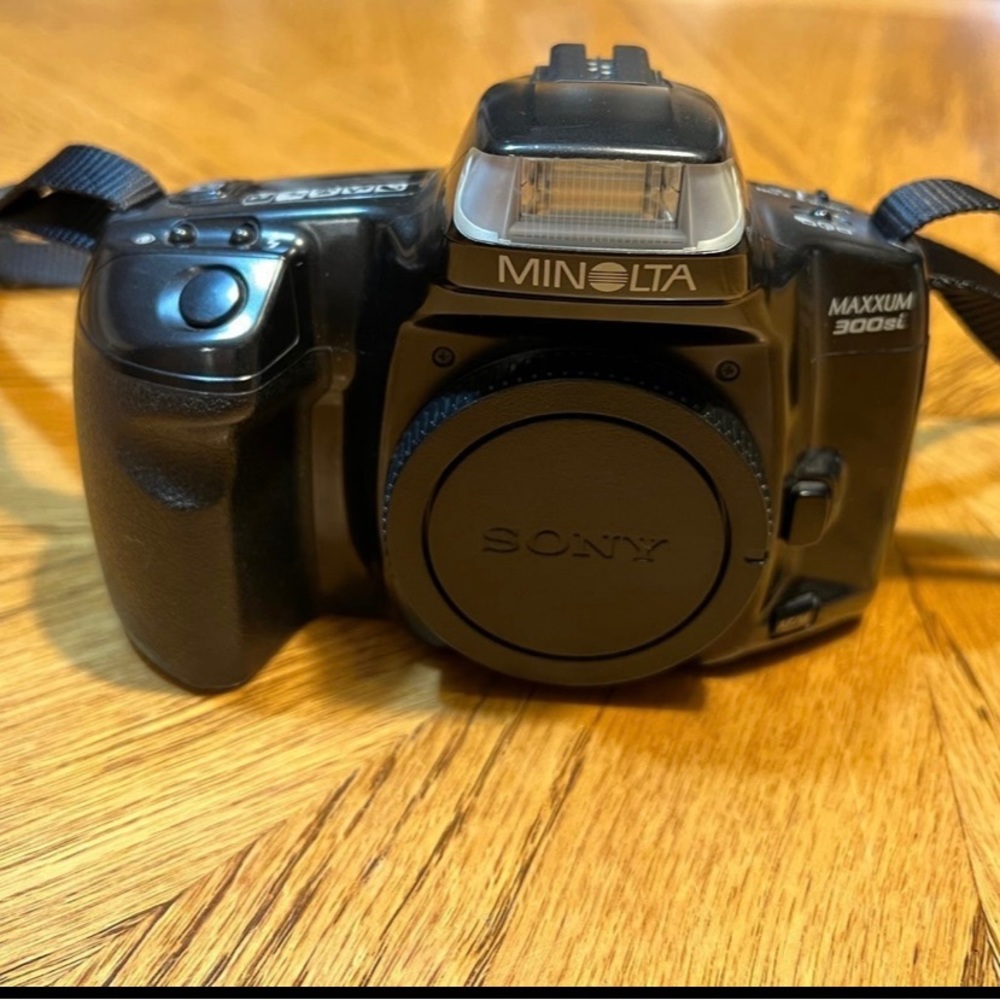 Minolta Maxxum 300si 35mm SLR Film Camera Body Only